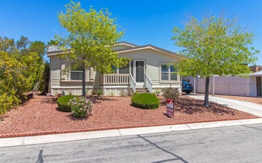 2004 Triple-wide Skyline Oakmanor 36x52 3 bedroom 2 bathroom mobile home For Sale in Paradise Trails Family Mobile Home Park - 2485 W. Wigwam Ave. Las Vegas NV 89123 abcmobilehomes.com (702) 641-4444