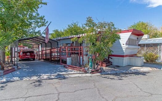 1958 10x47 United mobile home For Sale Kings Row 55+ Mobile Home Park 3660 Boulder Hwy. Las Vegas, NV 89121 abcmobilehomes.com (702) 641-4444